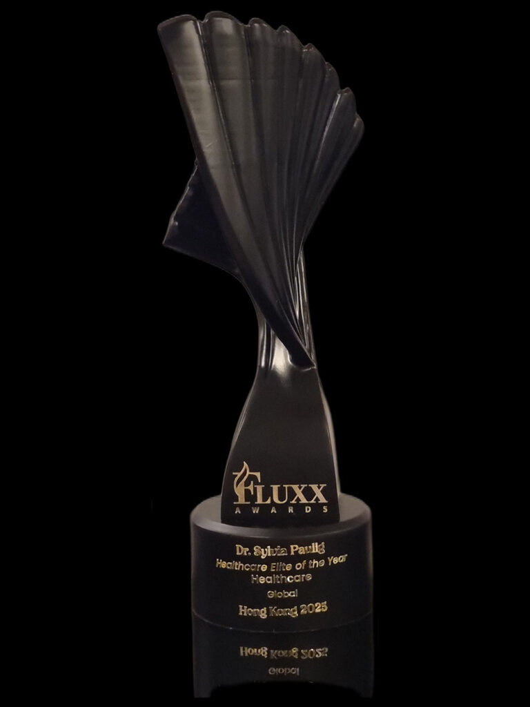 Eine schwarze Trophäe mit goldener Gravur in elegantem Design, gekrönt von einem fächerförmigen Element.