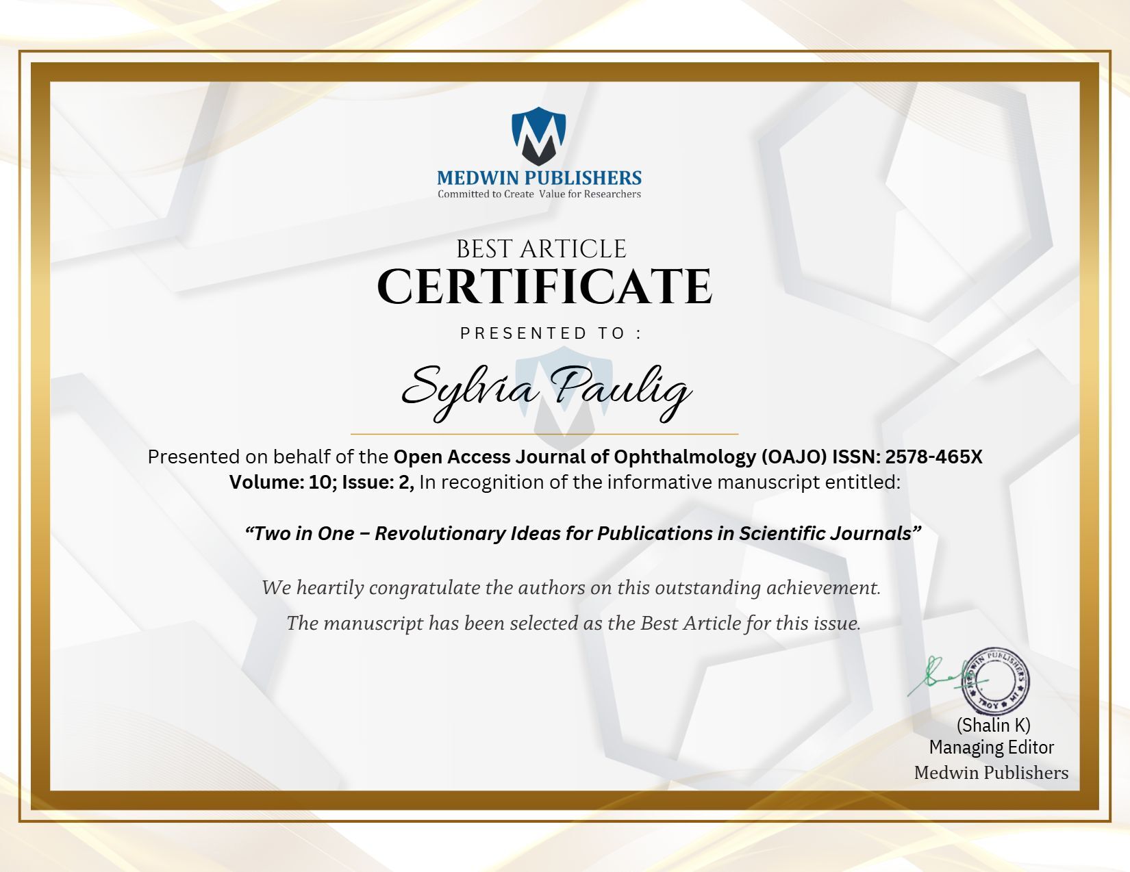 Eine Urkunde mit blauer und goldener Schrift ehrt Sybille Paulig für den besten Artikel