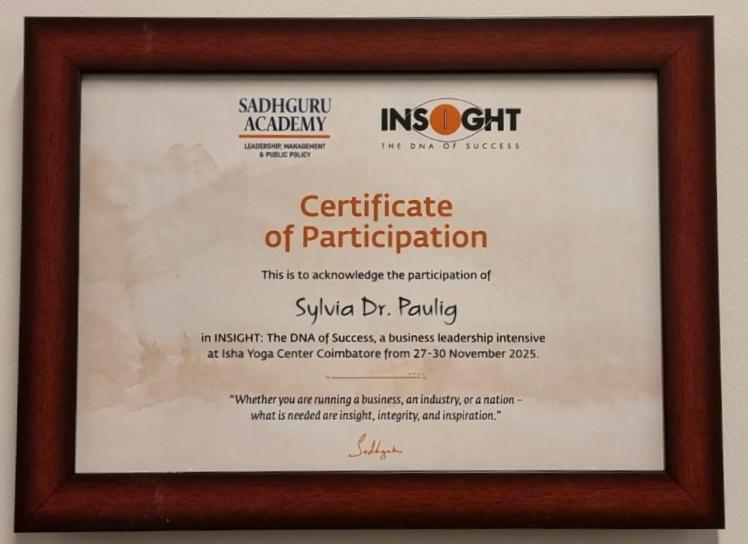 Teilnahmezertifikat mit braunem Rahmen und dem Namen Sylvia Dr Paulig in schwarzer Schrift